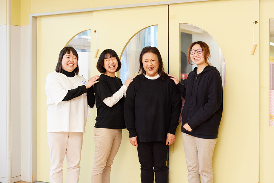 片山千歩さん（一番左　菊池杏実さん（左　大嶋春香園長（右　田中夢乃さん（一番右