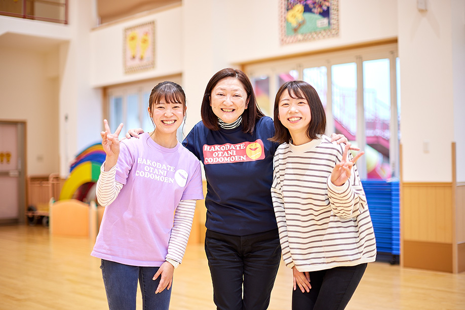 池渕歩さん（左　葛西真理子園長（中央　村田結衣さん（左
